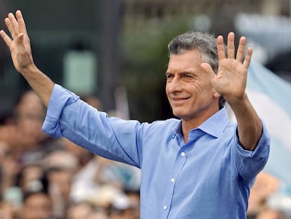 El entonces presidente argentino, Mauricio Macri saluda a sus seguidores durante un mitin de despedida de su presidencia en la Plaza de Mayo, el 7 de diciembre de 2019.