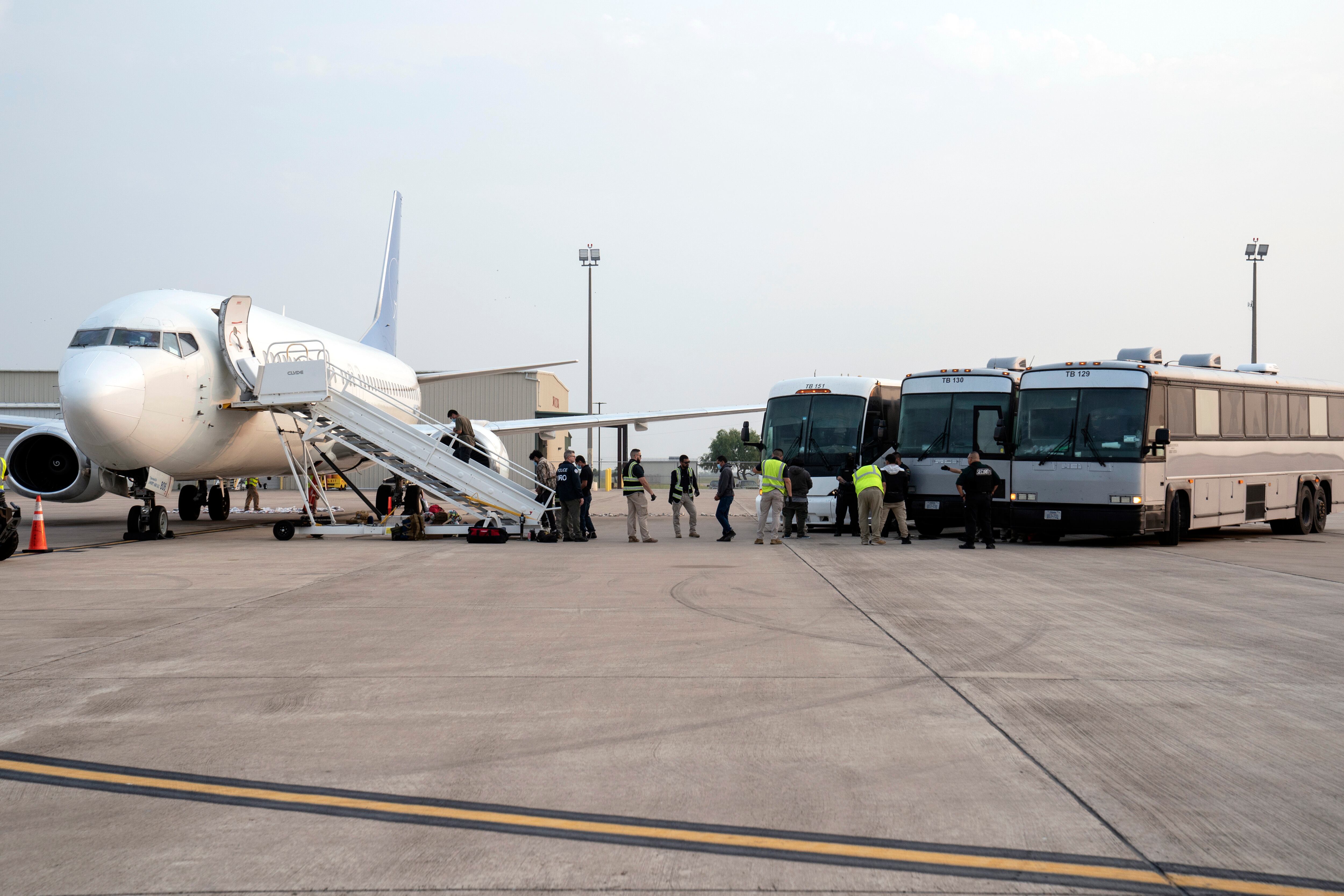 Autoridades suben a migrantes guatemaltecos a un avión para ser deportados a su país de origen, en mayo de 2023, en Texas.