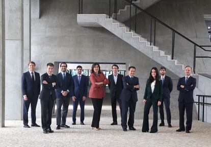 Equipo de bonos del BBVA.
De izquierda a derecha: Gonzalo Cid-Luna, Hugo Taguas, Guillermo Garnica, Pedro Rodríguez, Reyes Bover, Javier Urraca, Álvaro Solís, Leticia Arroyo, Federico Aldo Perrone, Gonzalo Pérez-Ricarte. Jaime Villanueva/El País