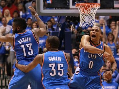 Los jugadores de Oklahoma celebran una jugada