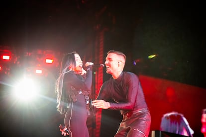 El cantante español Daniel Heredia (D), conocido por el nombre artístico de Rels B, durante su presentación en el foro sol de la Ciudad de México el 6 de mayo de 2023 acompañado por la rapera argentina , Nicki Nicole.