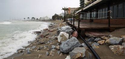 Una playa de Marbella, sin casi arena tras un  temporal.