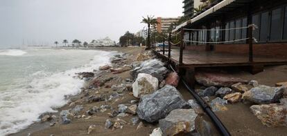 Una playa de Marbella, sin casi arena tras un temporal.