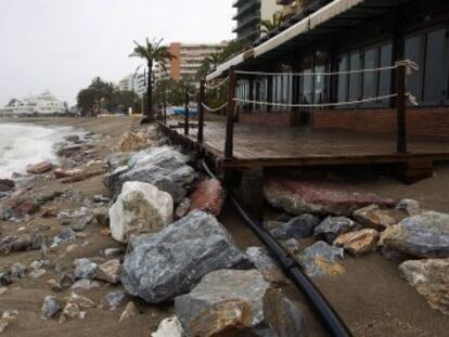 Una playa de Marbella, sin casi arena tras un  temporal.