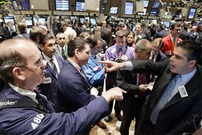 Un grupo de agentes negocia en la Bolsa de Nueva York.