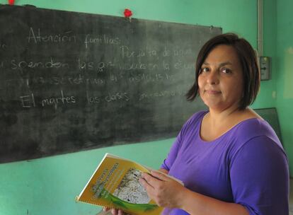 Carolina Moyano, miembro del Movimiento Campesino Córdoba. dentro de una de las aulas de las escuela campesina de Las Cortaderas.