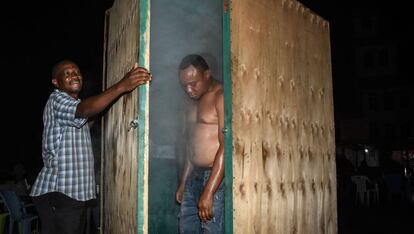 Una cabina de vapor instalada en plena calle en Tanzania, un método de moda en el país contra el coronavirus.