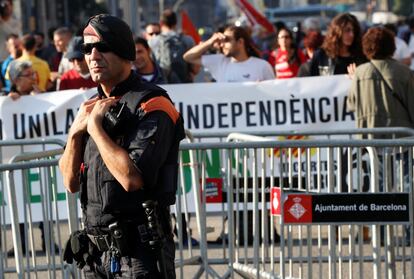 Un agent dels Mossos d'Esquadra vigila un dels accessos d'entrada al Parlament, a Barcelona.