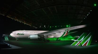 Un Airbus A330-200 en un hangar de Alitalia de Fiumicino.