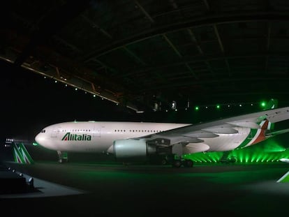 Un Airbus A330-200 en un hangar de Alitalia de Fiumicino. 