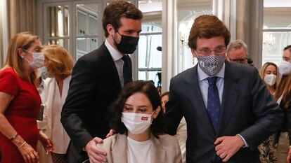 Pablo Casado, Isabel Díaz Ayuso y José Luis Martínez Almeida, en junio de 2021.