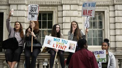 Un grupo de jóvenes manifestándose en Downing Street tras el referendum de 2016.