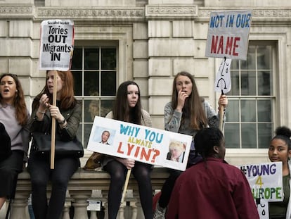 Un grupo de jóvenes manifestándose en Downing Street tras el referendum de 2016.