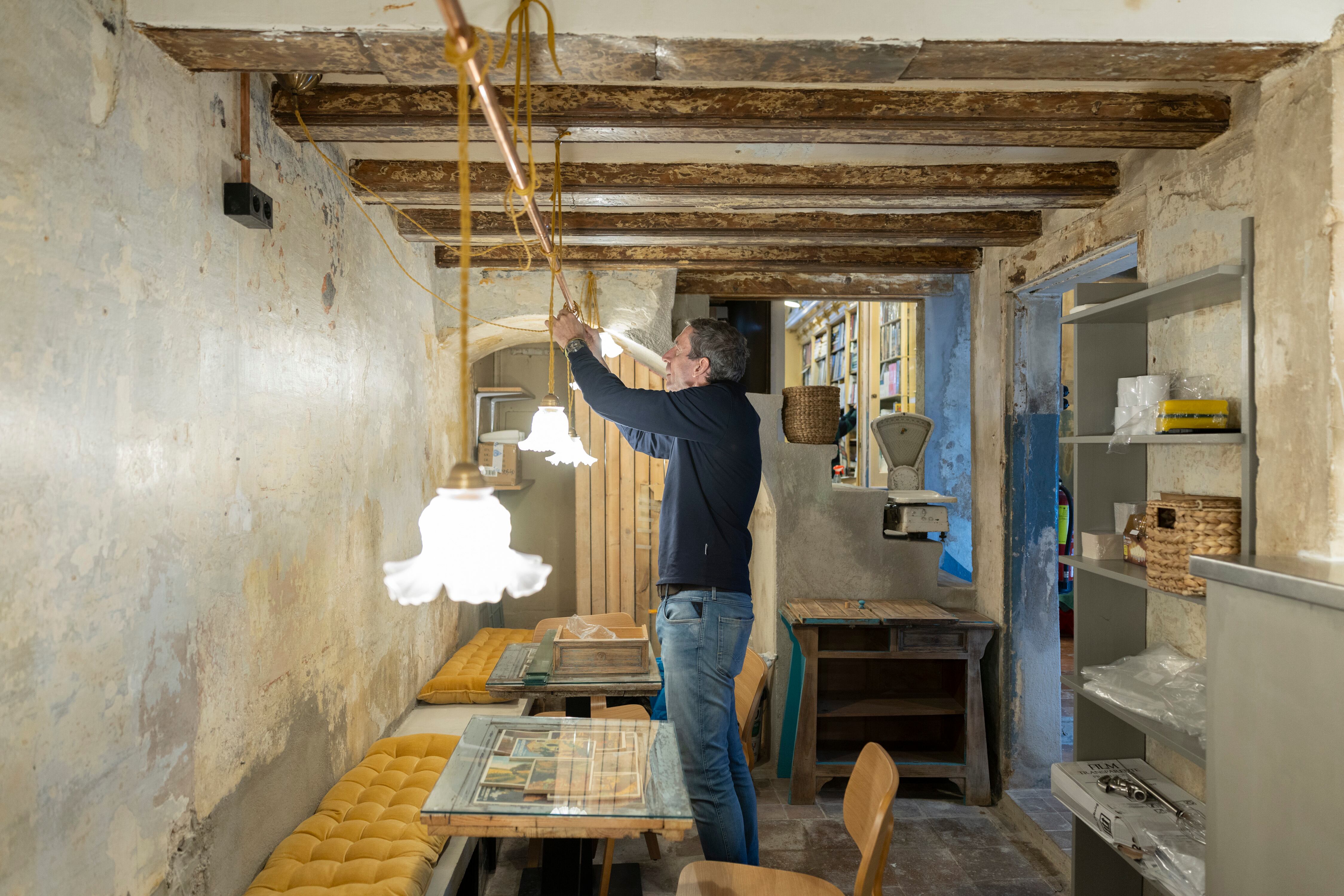 Últimos retoques al nuevo espacio de degustación, en la trastienda de la libería Sant Jordi.