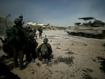 Soldados israelíes durante la incursión terrestre en la franja de Gaza, en unas imágenes cedidas este martes por el ejército israelí. 