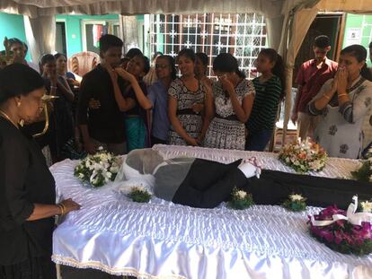 Los familiares se preparan a cerrar el féretro de Fernando, una de las víctimas de los atentados del domingo de Pascua en Sri Lanka