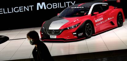 Un hombre con mascarilla pasa por el ‘showroom’ de Nissan en la ciudad japonesa de Yokohama.