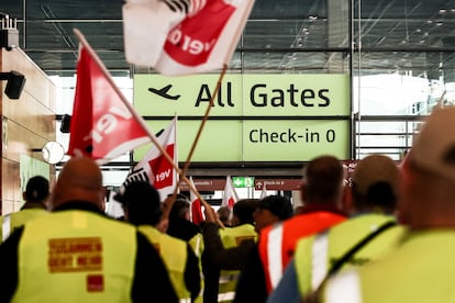 Trabajadores del aeropuerto de Berlín-Brandeburgo protestan en una de las terminales, en Schönefeld (Alemania), el 10 de marzo de 2025.