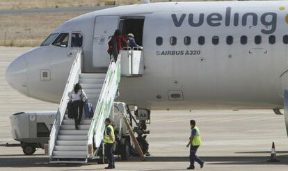 Varios pasajeros suben a un Airbus A320 de Vueling