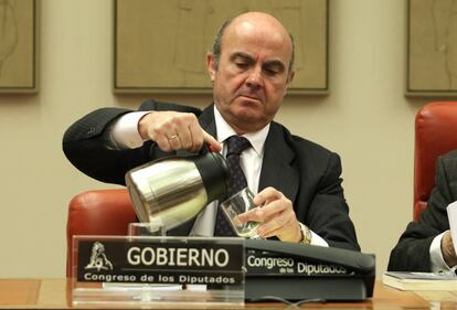 Luis de Guindos, hoy durante la Comisi&oacute;n de Econom&iacute;a en el Congreso