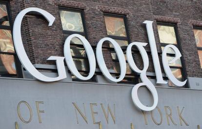 Vista del logo de Google en la sede de la firma en Nueva York