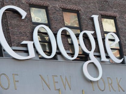 Vista del logo de Google en la sede de la firma en Nueva York 