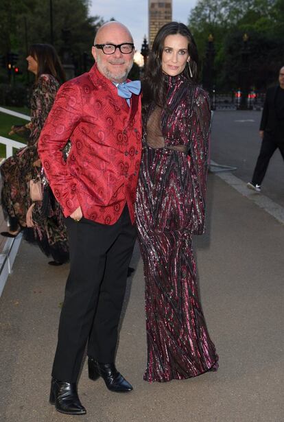 Eric Buterbaugh y Demi Moore hicieron pareja en la fiesta.