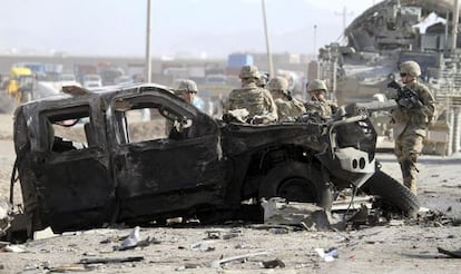 Soldados estadounidenses en el escenario de un atentado suicida, cuyo objetivo era un convoy de la misión de la OTAN en el país (ISAF), cerca de Kandahar (sur de Afganistán).