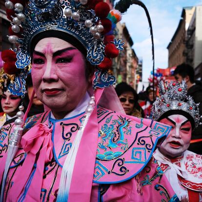 Los desfiles con los que los 'chinatowns' neoyorquinos celebran tradicionalmente el Año Nuevo Lunar, convertidos en una de las citas más espectaculares de febrero <a href="https://elviajero.elpais.com/tag/nueva_york/a" rel="nofollow" target="">en la ciudad estadounidense</a>, se han pospuesto hasta finales de este año, cuando supuestamente la gente pueda volver a reunirse en multitudes. Sí que se mantienen algunas actividades 'online', mientras los comerciantes se contentan con adornar sus calles con farolillos y esperar a que vuelvan a brillar los fuegos artificiales, las danzas del león, la música y las carrozas. Especialmente multitudinaria (congrega a medio millón de asistentes) es la 'parade' del Chinatown de Manhattan (en la imagen, asistentes a la marcha del pasado año), a ambos lados del Bowery, sobre todo al sur de Canal Street, con Mott Street como calle mayor y epicentro de las celebraciones.