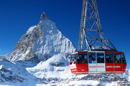 El Matterhorn (o monte Cervino) es una montaña preciosa que se eleva como una aleta de tiburón sobre un pueblo idílico: Zermatt. Para sacar las mejores fotos hay que subir al Matterhorn Glacier Paradise (en la foto), el teleférico de mayor altitud de Europa, pues asciende hasta los 3.883 metros. Desde una plataforma panorámica permite contemplar hasta 14 glaciares y 38 picos que superan los 4.000 metros de altitud.