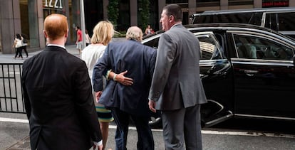 Roger Ailes abandonando la sede de News Corp en Nueva York