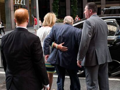 Roger Ailes abandonando la sede de News Corp en Nueva York