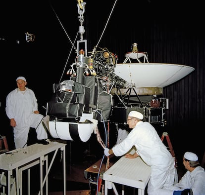 Técnicos de la NASA inspeccionan una de las 'Voyager' antes de su lanzamiento, en 1977.
