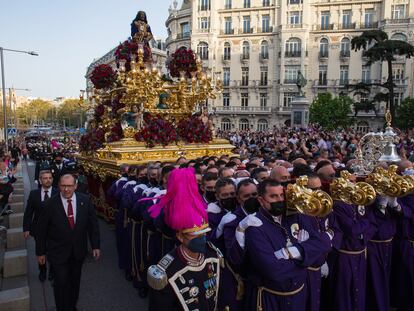 Miembros de una cofradía portan la imagen de Jesús de Medinaceli durante la procesión en Madrid.