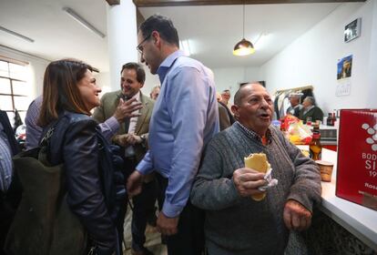 Los populares manchegos llevan dos meses de besos y apretones de manos. El pasado jueves, una comitiva de cinco coches emprendió una ruta por algunos de los pueblos de la provincia. “Hay que estar aquí, no hay otro camino”, defiende, rodeado de jubilados, el candidato a la Junta de Castilla-La Mancha, Paco Núñez (segundo por la izquierda), en una acto político en Ledaña (Cuenca).