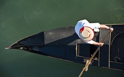 Un gondolero en el Gran Canal, en Venecia.