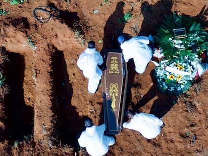 Una imagen del cementerio de São Paulo, Vila Formosa, que durante los últimos días ha recibido hasta 80 fallecidos por covid en una sola jornada.