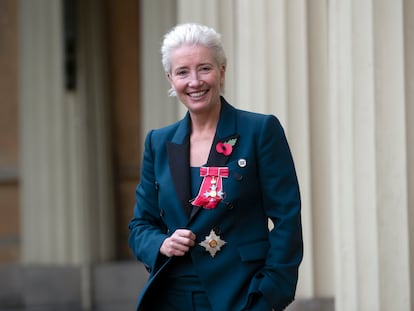 Emma Thompson, ayer, al ser condecorada como Dama del Imperio Británico