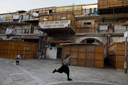 Varios ni?os juegan en frente de su Sukkah, unas caba?as temporales construidas para ser usadas durante la festividad juda Sukkot, la fiesta de los tabernculos, en el barrio ultraortoxo de Batei Ungarin en Jerusaln (Israel).