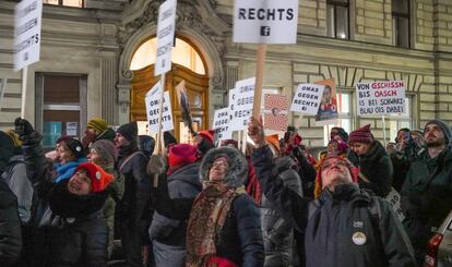 Varias personas saludan a las Abuelas contra la derecha desde sus ventanas, durante la manifestación contra el Gobierno, en Viena, el 24 de enero.