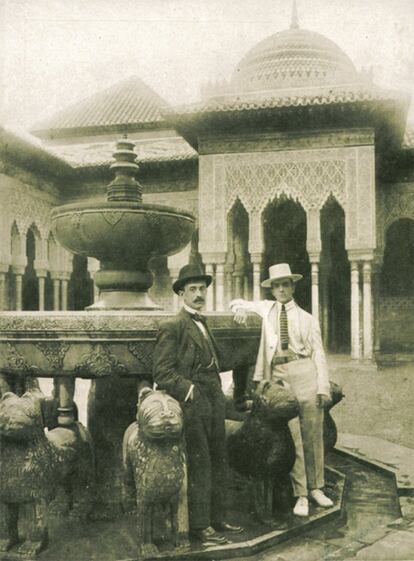 Manuel de Falla con Léonide Massine en el Patio de los Leones de la Alhambra de Granada. Junio de 1916. Primer documento gráfico de la presencia de Falla en Granada.
