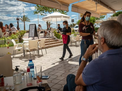 El ambiente en la terraza de un restaurante del puerto de Gandía, en fase 1, el pasado día 11 de mayo.