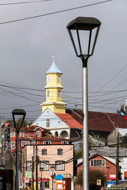 Vista de la iglesia San Carlos Borromeo, en Chonchi, es patrimonio mundial de la Unesco.