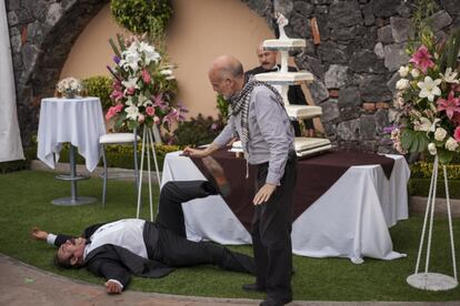 Jesús Ochoa y Víctor Ugalde en la locación de la película.