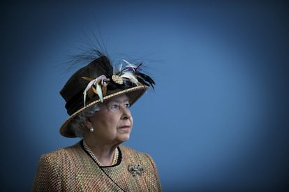 <p>La <a href="https://elpais.com/tag/isabel_ii_de_inglaterra/a" target="_blank"><strong>reina Isabel II de Inglaterra</strong></a> celebra su cumpleaños en varios festejos; uno oficial, el día de su aniversario (el 21 de abril), una celebración adicional en Londres en junio (este año se hizo el día 8) y otras adicionales (con o sin su presencia) en las embajadas británicas de todo el mundo. La embajada de Reino Unido en Madrid lo celebra hoy, 20 de junio, y es <strong>una ocasión tan buena como cualquier otra para hacer un repaso por las mejores fotografías</strong> de uno de los personajes más retratados del siglo XX. Todas estas imágenes podrían estar en un museo, pero además son documentos valiosos para entender la construcción de la "imagen de marca" de Queen Elizabeth.</p>