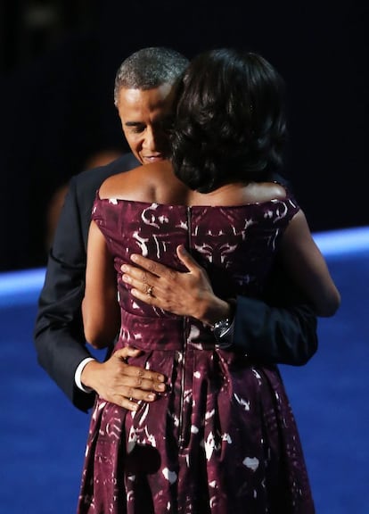 El matrimonio Obama se abraza en el escenario de la convención.