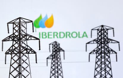 Una maqueta de redes eléctricas, con un logo de Iberdrola al fondo.