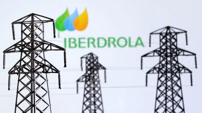 Una maqueta de redes eléctricas, con un logo de Iberdrola al fondo.