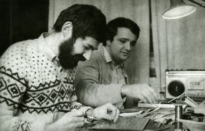 Voja Antonic (al fondo) y su compañero Jova Regasek montan un prototipo de Galaksija en 1983.