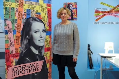 Anastasia Shevchenko, de 38 anos, é a líder da equipe de campanha da candidata Ksenia Sobchak. "Quero uma mudança, claro. Para começar em como se dirige este país. Espero que algo mude, essa é a razão pela qual apoio completamente o programa dessa candidata. Mas ao mesmo tempo compreendo que estas eleições não decidem nada, só quero gente nova entre nossos políticos". Shevchenko posa em Rostov-on-Dom (Rússia), em 13 de fevereiro de 2018.